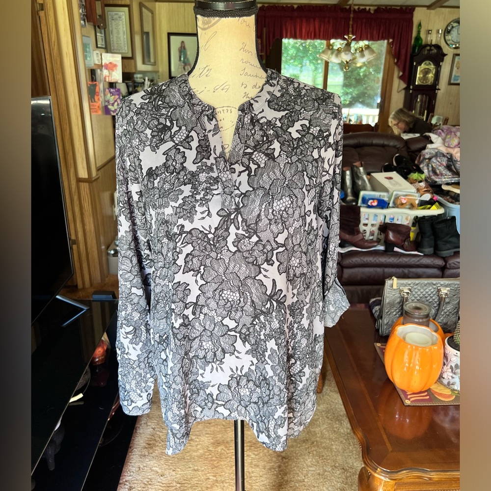 Simply Vera Vera Wang Long Sleeve Blouse Gray Faux Lace Layered Hem.